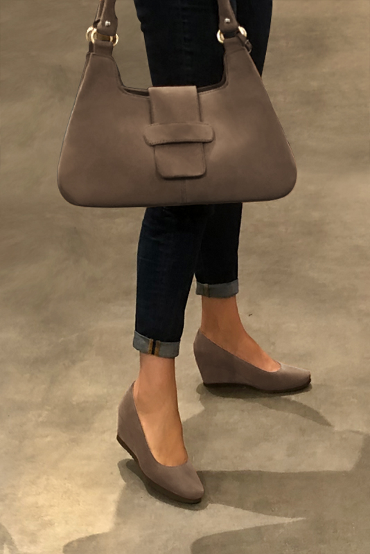 Chocolate brown women's dress pumps, with a round neckline. Round toe. Medium wedge heels. Worn view - Florence KOOIJMAN
